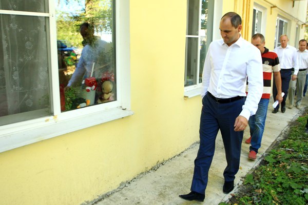 Нарекания председателя правительства Дениса Паслера вызвала недостаточная высота отмостки дома, отремонтированного по программе капремонтов