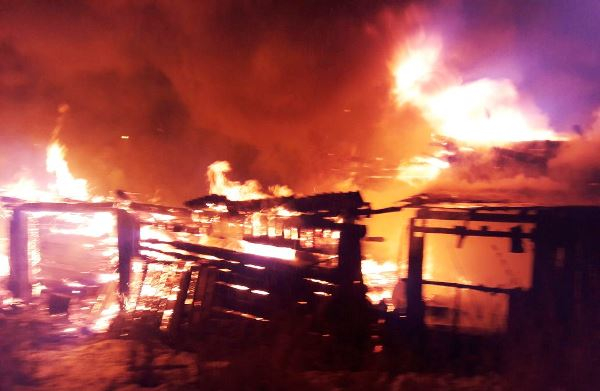 Пожар на ул. Ленина в Сарапулке уничтожил все строения. После тушения на следующий день вертикально стояла лишь часть стены жилища