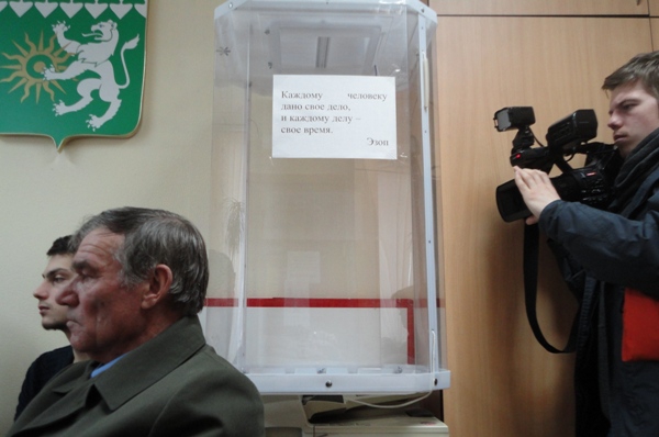 Лидер инициативной группы Владимир Тимин сдает документы о проведении референдума в Берёзовский избирком
