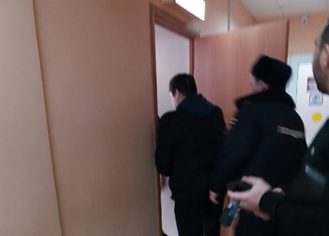 Подозреваемого Парфилова заводят в зал судебных заседаний