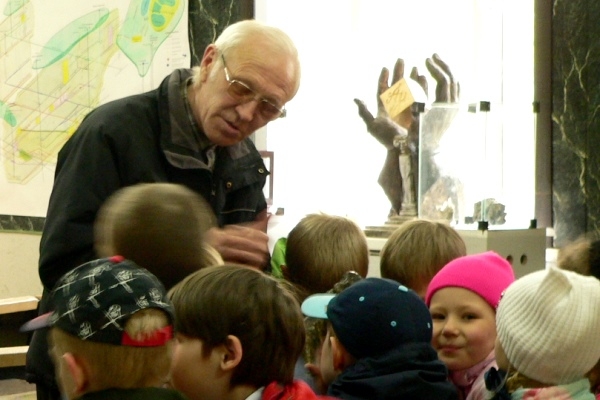 Александр Баталин – геолог и горняк в нескольких поколениях – проводит экскурсию для школьников