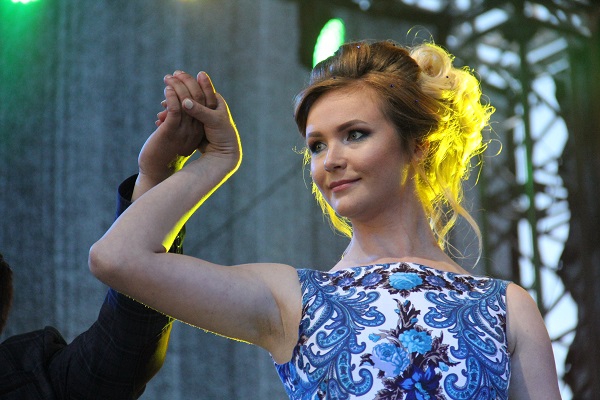 Анна Ханнанова во время концертной программы на Дне города в 2017 году