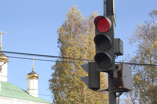 Светофор на перекрёстке улицы Ленина и переулка Клубного