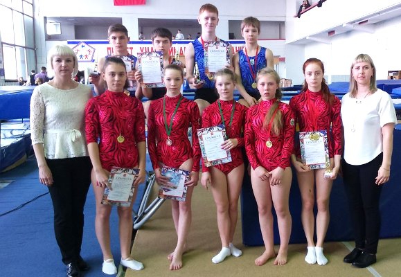 Берёзовские акробаты-медалисты с тренерами  Алевтиной Бабиной и Екатериной Федотовой