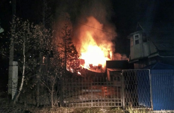Из-за плотной застройки огонь мог распространиться на соседние дома