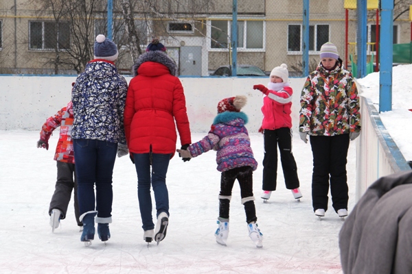 Школьники катаются на коньках на дворовом катке в Новоберёзовском микрорайоне