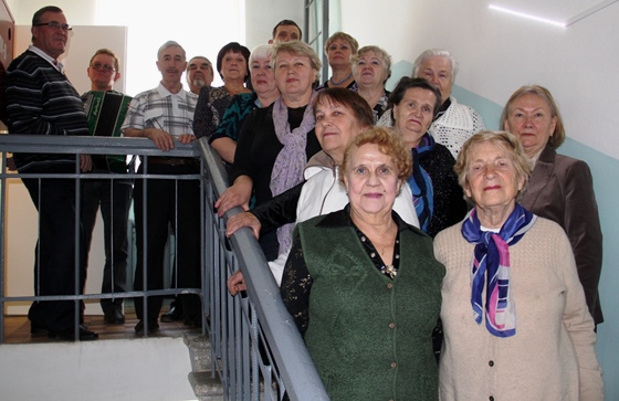 Участники хора ветеранов «Поющие сердца» на лестнице Дворца молодежи, которая ведет  к бывшей киноаппаратной, где проходят репетиции коллектива