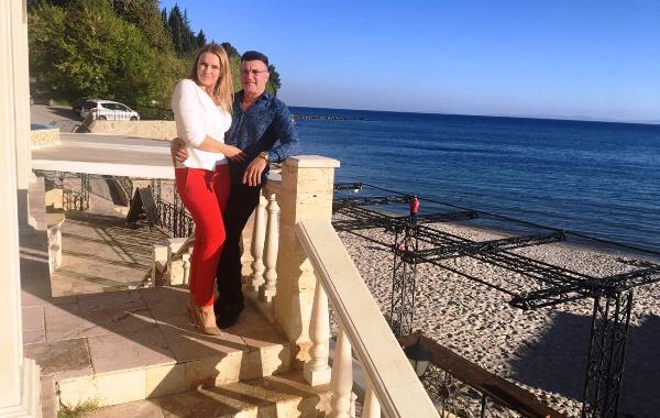 Супруги Татьяна и Андрей Федосины в этом году прилетели в Болгарию в майские праздники. Так они отметили 29 лет со дня свадьбы