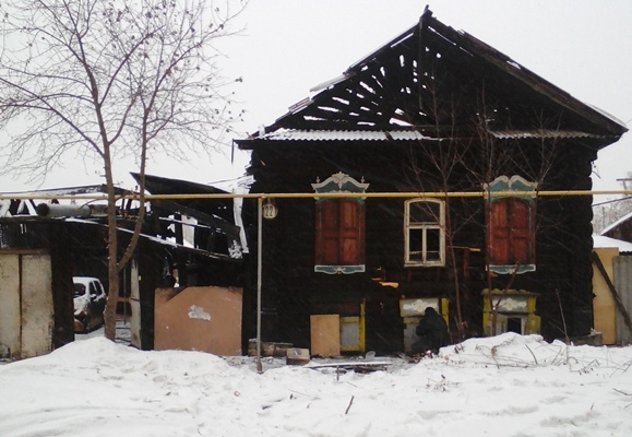 Пожар в двухэтажном доме оставил без крыши над головой три семьи