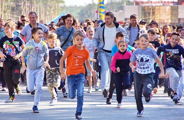 В массовом старте «Кросса нации» школьники младших классов и воспитанники детских садов бежали вместе с родителями