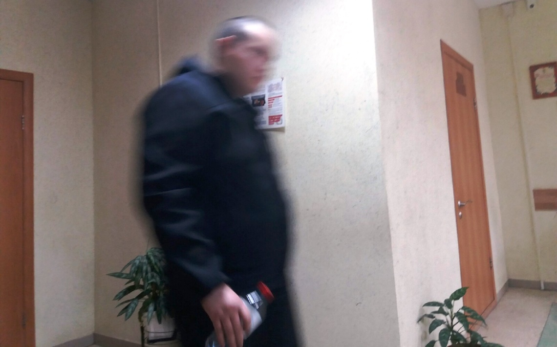 Трое из обвиняемых подростков в убийстве Рудакова под домашним арестом, поэтому свободно гуляют по коридорам суда,