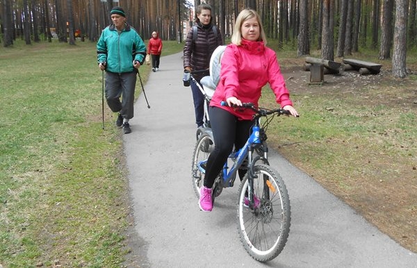 Татьяна Шешелякина и двое ее детей-велосипедистов часто катаются на Тропе здоровья