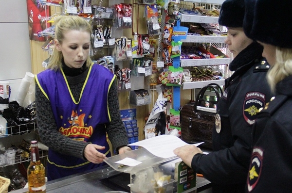 Продавец магазина «Аквамарин» дает объяснения сотрудникам полиции по делам несовершеннолетних, прибывшим на место после звонка общественника 