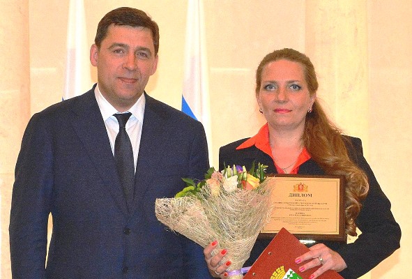 Евгений Куйвашев и Анна Партина. Березовчанка держит в руках диплом о присуждении премии губернатора. Награда тяжелая, имеет подставку из мрамора