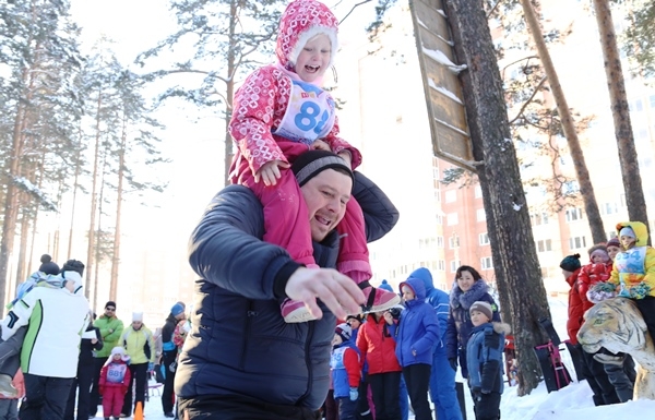 Маша Сырова бежит спортивную эстафету на плечах главы семейства