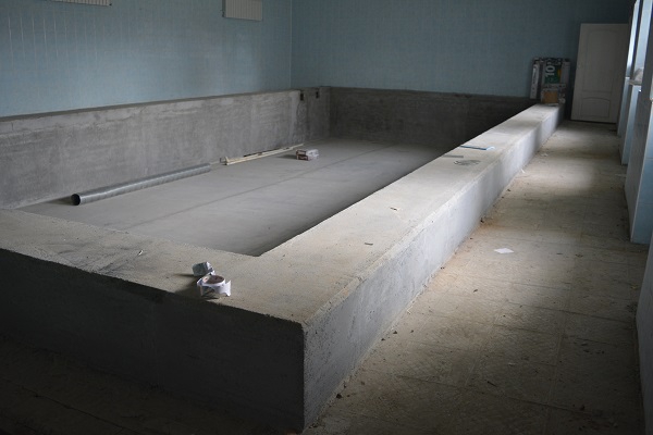 После десятков лет простоя строители взялись за реконструкцию бассейна в школе № 10 посёлка Монетного