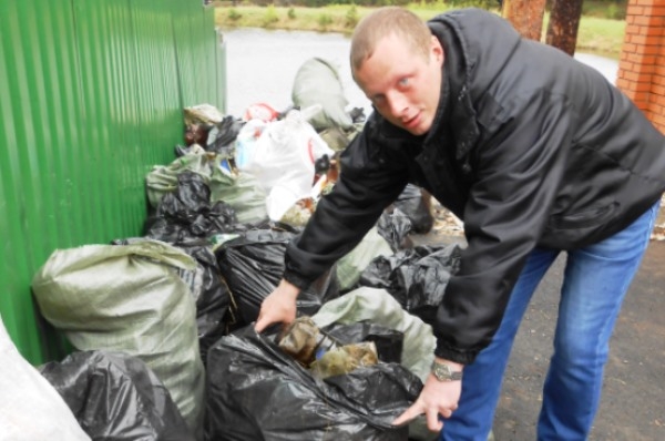 Иван Воронаев показывает, сколько собрали на субботнике мусора, брошенного отдыхающими