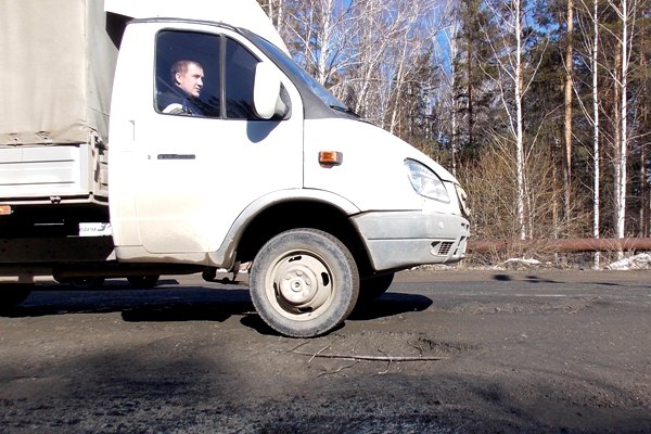 Опасности подстерегают водителей в ямах на трассе у Новосвердловской ТЭЦ