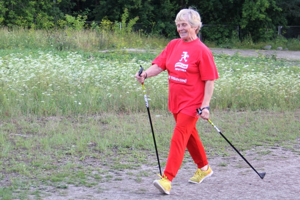 Галина Ремезова занимается скандинавской ходьбой каждый день, за одну тренировку преодолевает до восьми километров