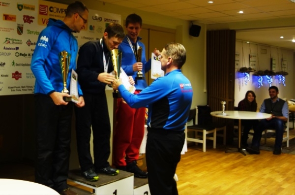 Вручение Алексею Курочкину кубка за первое место в Эстонии по итогам первого дня на дистанции 42 км