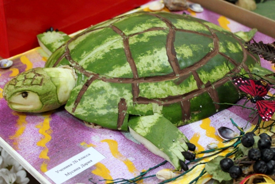 Верхнее фото Валентины Завойской: черепаха из арбуза... 